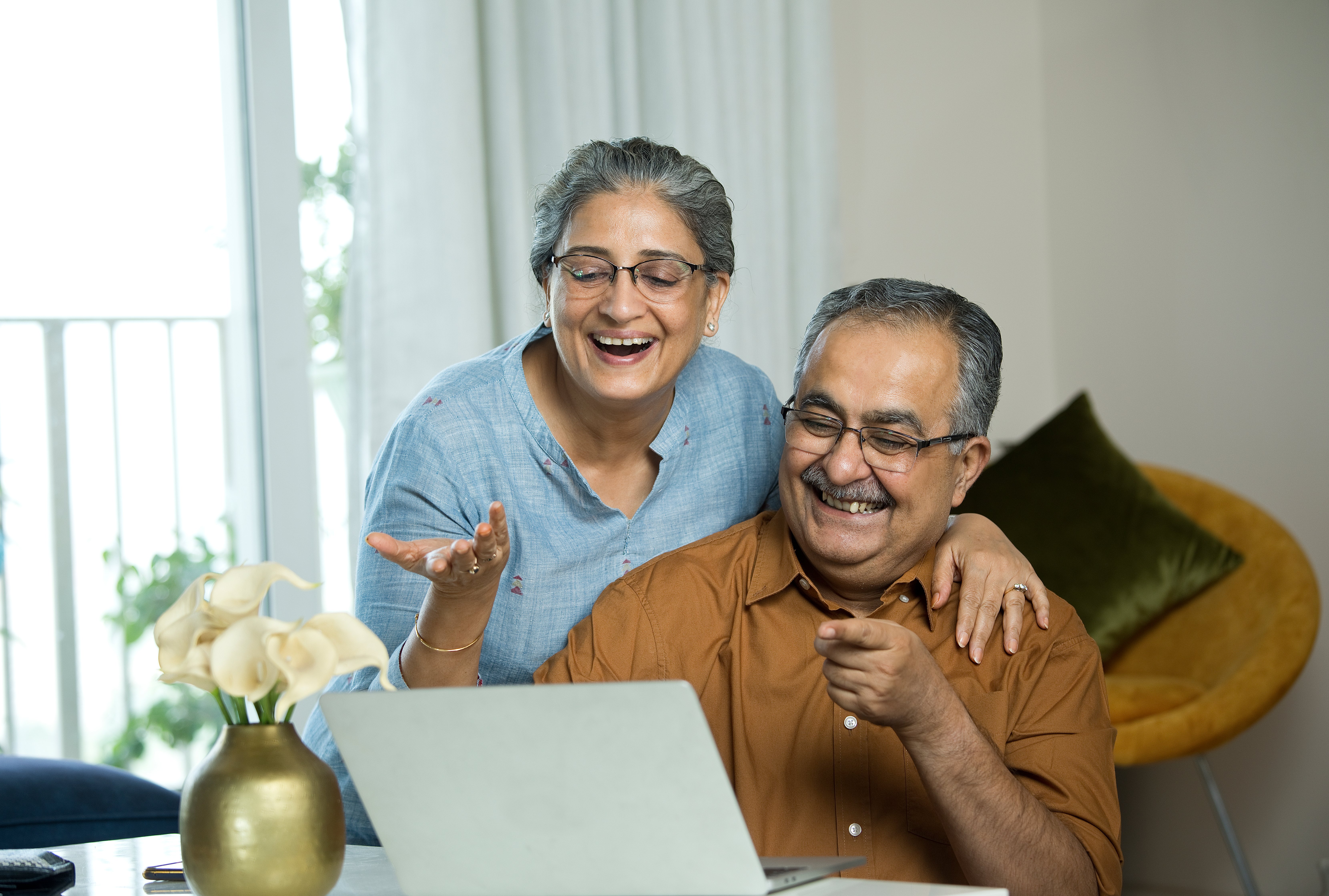 elderly_couple_laughing_laptop