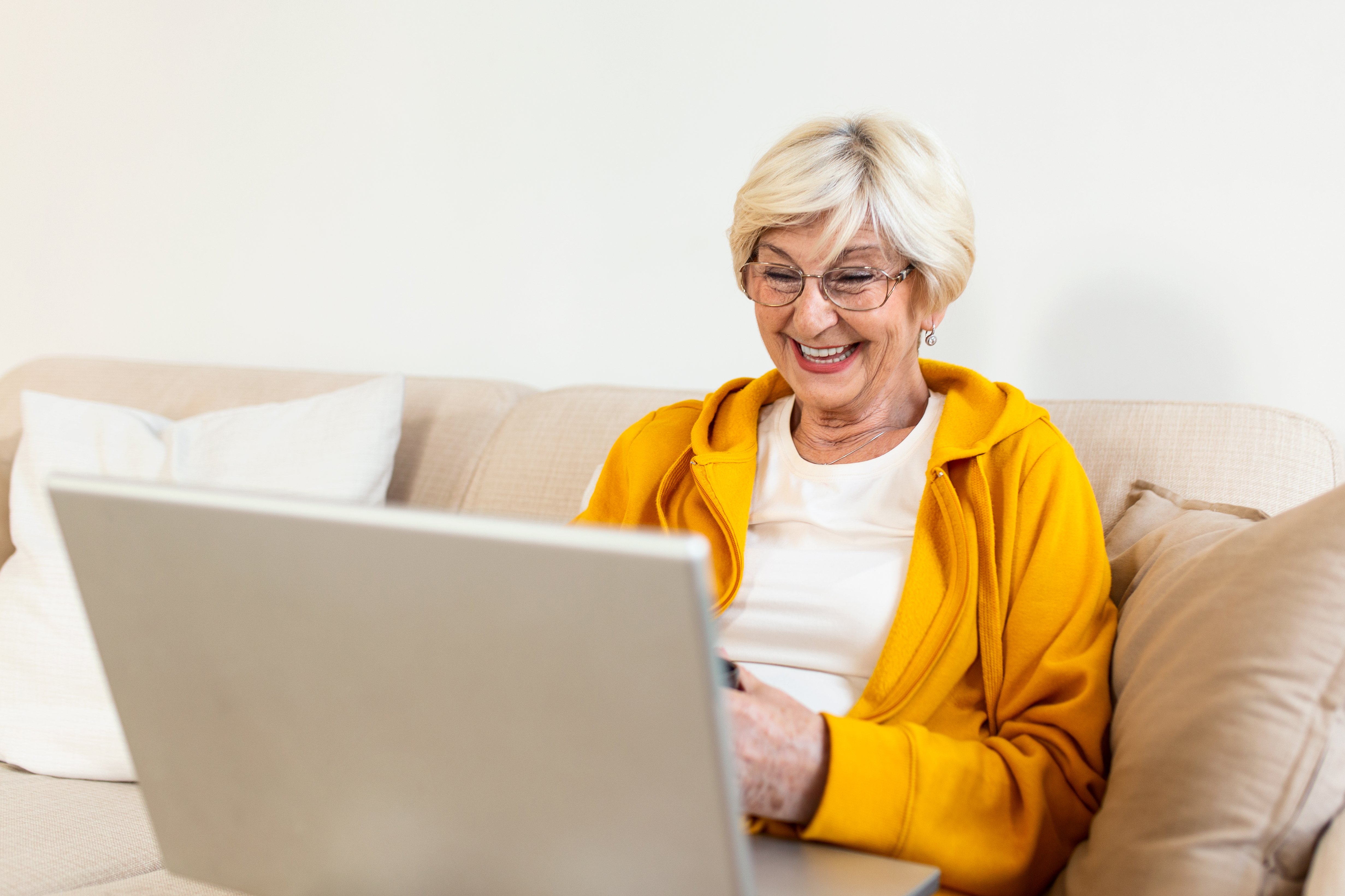 elderly_woman_laptop_couch